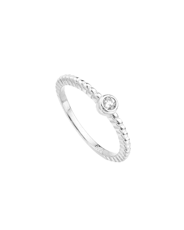 Este solitario es un anillo de plata de ley. Con un toque juvenil y moderno, está adornado con bolas que le dan originalidad y e
