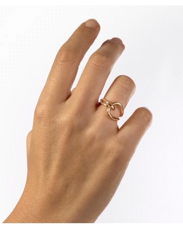 Anillo chapado en oro 18 Kt con diseño calado. Medida ajustable para tallas de 16 a 18. Un diseño perfecto para cualquier ocasió