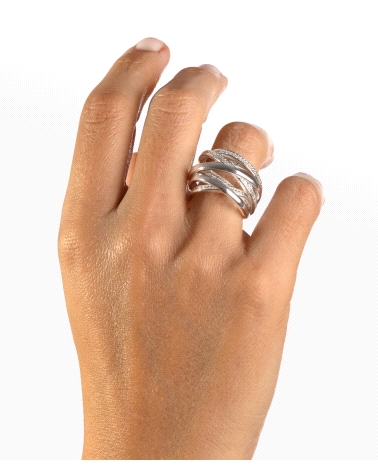 Anillo chapado en plata de ley 925 compuesto por tiras lisas y con circonitas. Será tu complemento ideal para lucir con tus look