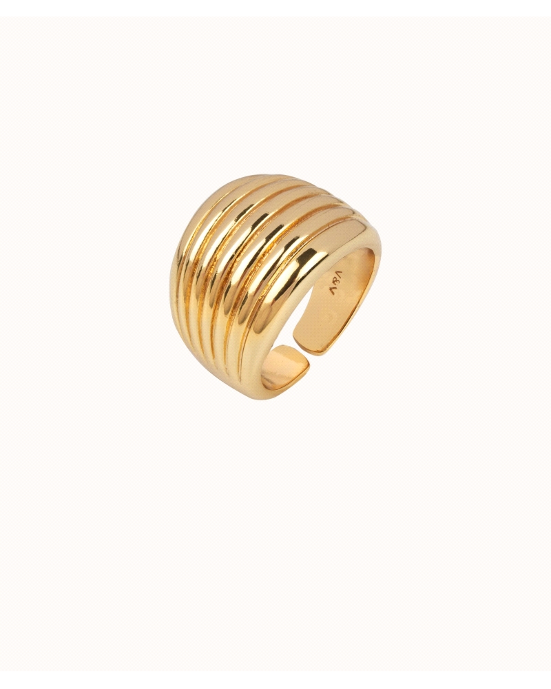 Anillo chapado en oro 18 Kt con lineas talladas. Ajustable para tallas de 16 a 18. El complemento perfecto para tus looks de dia