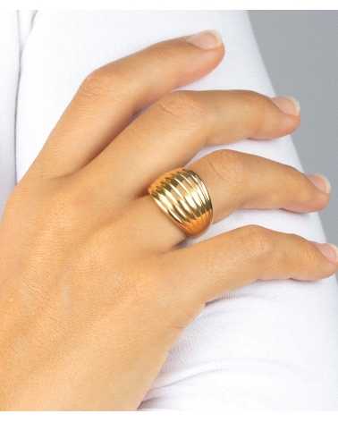 Anillo chapado en oro 18 Kt con lineas talladas. Ajustable para tallas de 16 a 18. El complemento perfecto para tus looks de dia