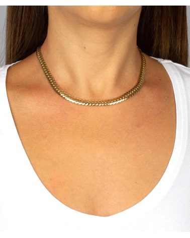 Collar chapado en oro 18 Kt de eslabones planos. Medida 38 cm + 5 cm de cadena ajustable. Un complemento perfecto para lucir en 