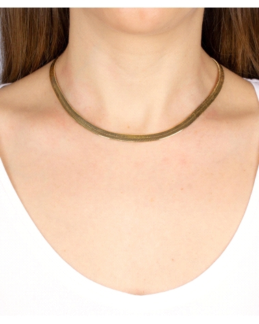 Collar chapado en oro 18 Kt  plano con 5,7 mm de ancho. Medida 38 cm + 5 cm de cadena ajustable. Un clásico reinventado gracias 