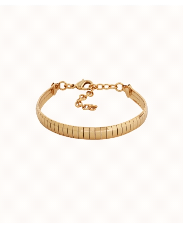 Pulsera plana chapada en oro 18 Kt semirígida con un ancho de 6 mm. Medida 17 cm + 5 cm de cadena ajustable. Será tu complemento