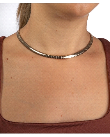 Collar chapado en oro 18 Kt de eslabones planos semirígidos con un ancho de 6 mm. Medida 38 cm + 5 cm de cadena ajustable. Será 